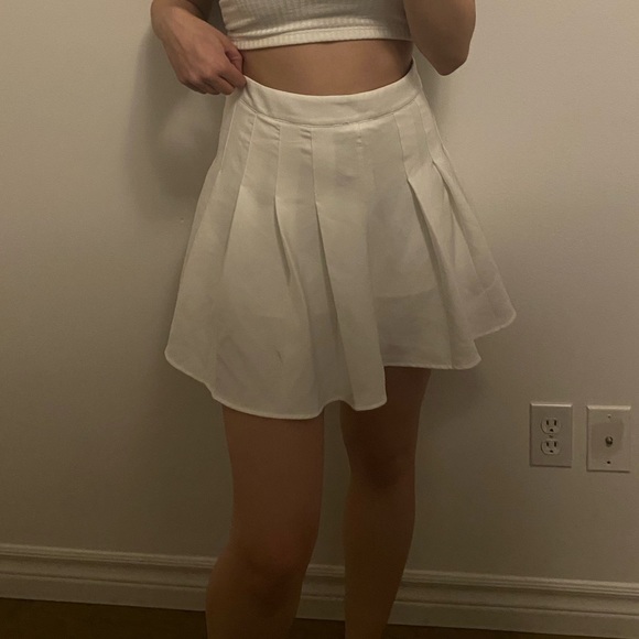 White skirt - Picture 1 of 2